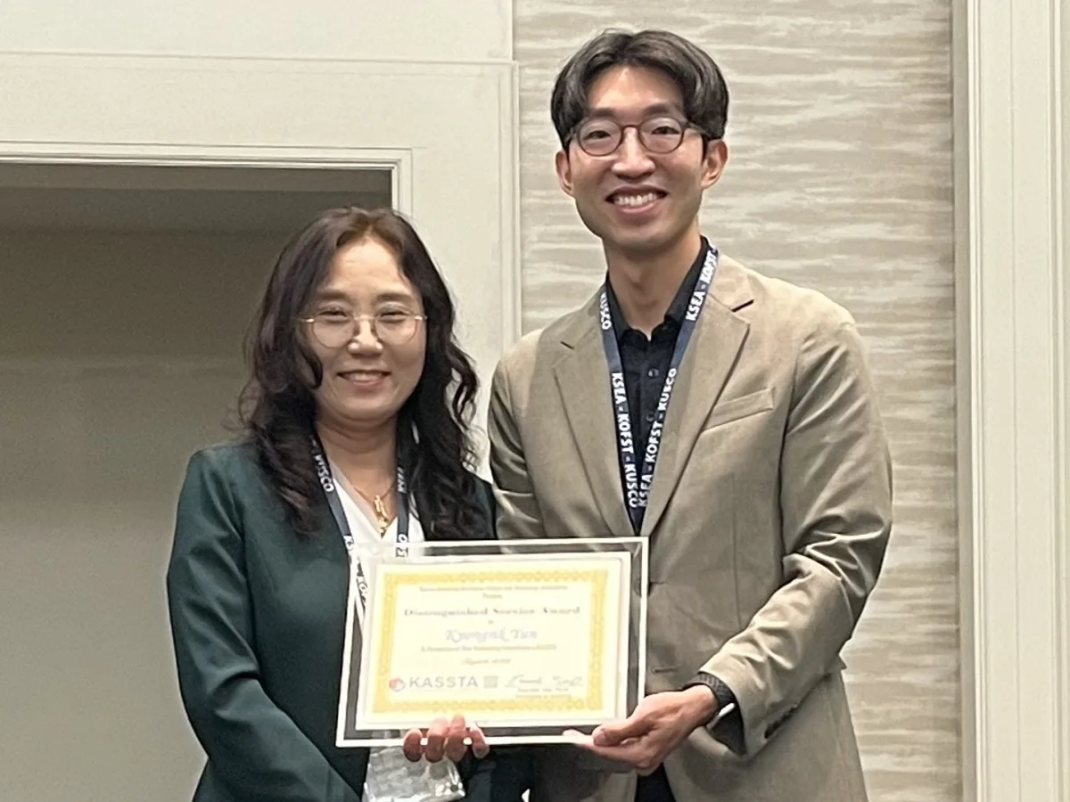 Kyongsik Yun receiving the 2026 KASSTA Distinguished Service Award